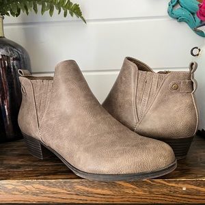 Denver Hayes Ladies Size 10 leather ankle boot, like new